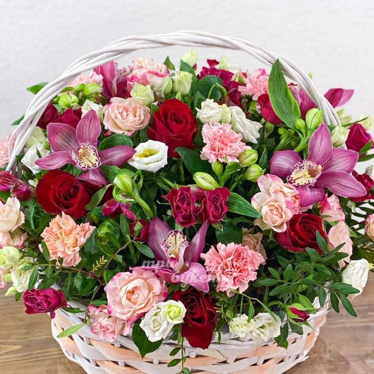 Корзина ярких роз, гвоздик и орхидей (крупный план)