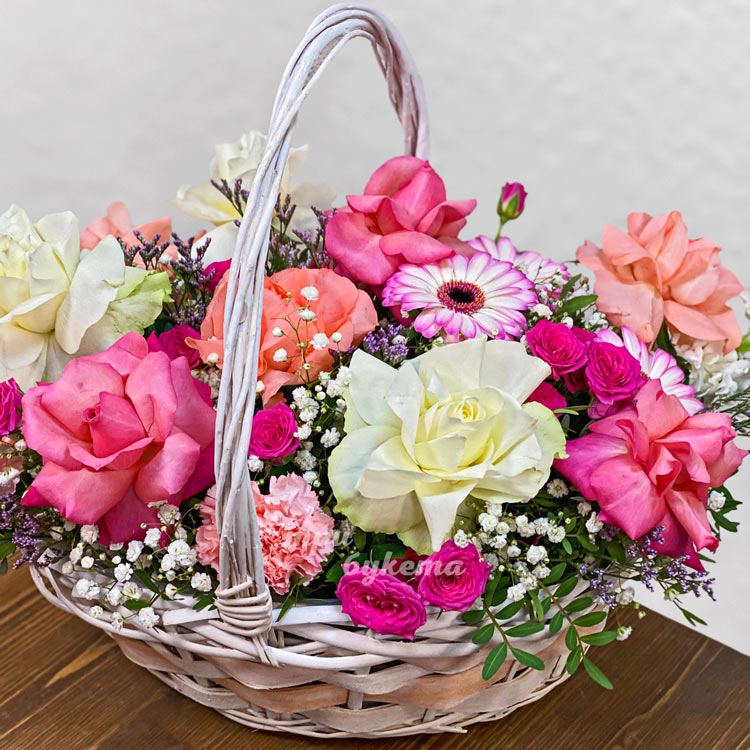 Корзина ярких роз с гипсофилой и лимониумом (крупный план)