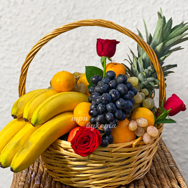 Подарочная корзина фруктов с красными розами (крупный план)