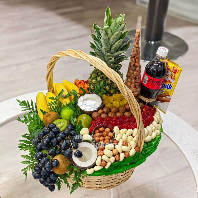 Подарочная корзина фруктов с орехами и цукатами (вид сверху)