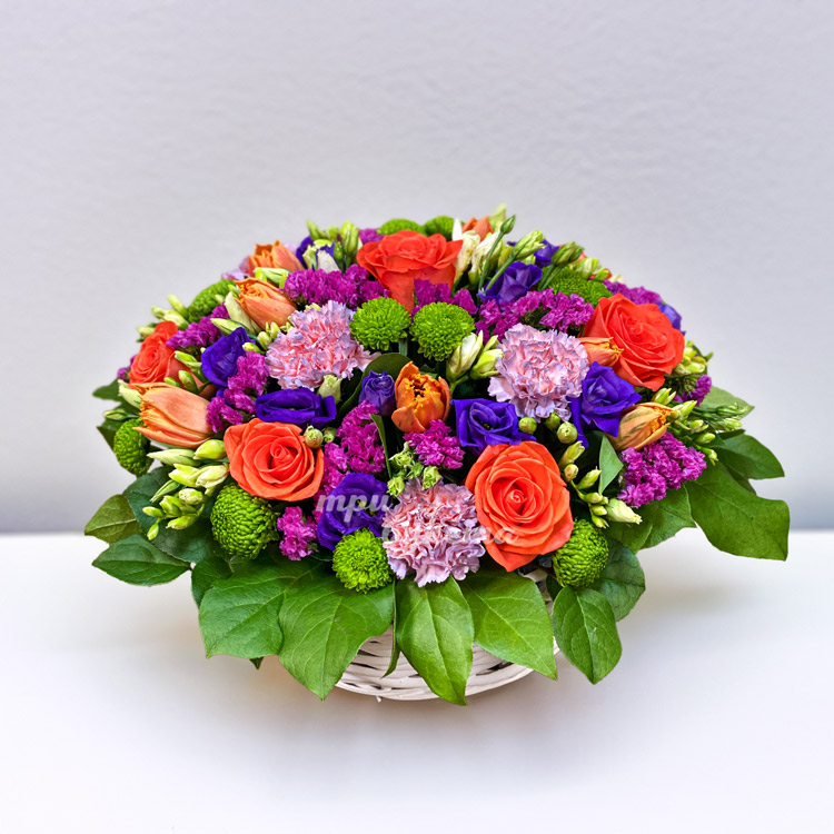 Яркая корзина гвоздик, роз и тюльпанов